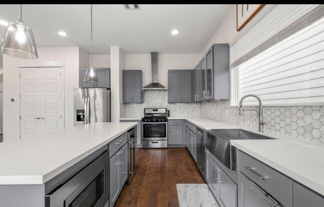 Building Photo - 406 Yale Oaks Ln