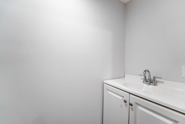 Building Photo - Beautifully Updated Townhome in Prime Loca...