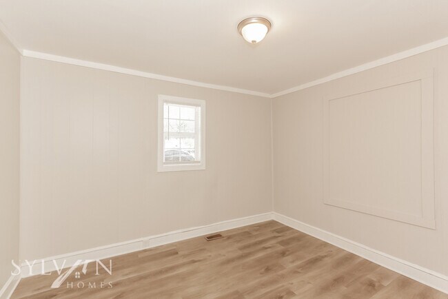 Building Photo - Cute, cozy and comfortable