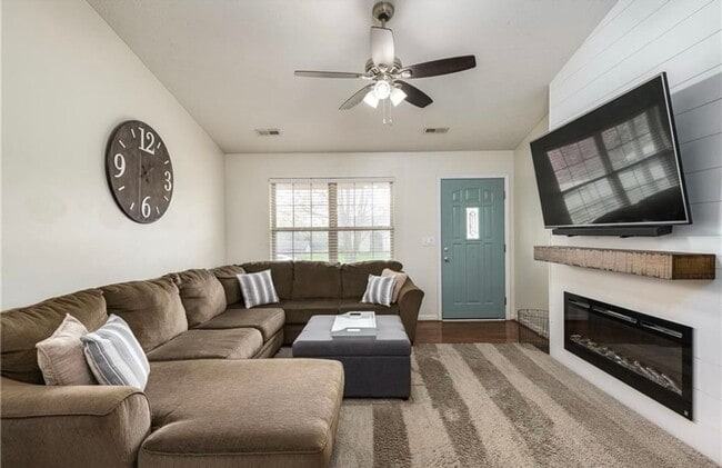 Building Photo - 3BR/2BR Home For Rent - Fenced Back Yard w...