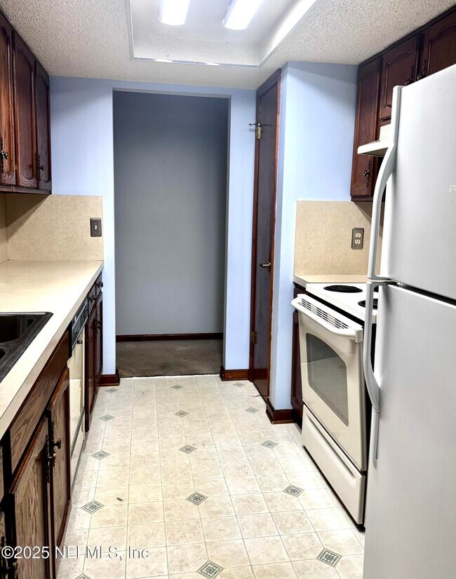 Building Photo - 8167 Sable Woods Dr N