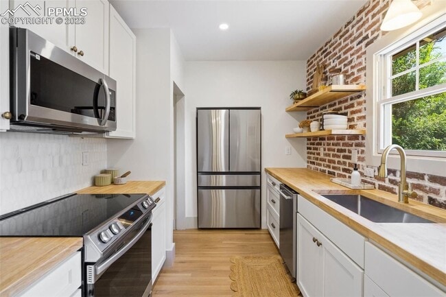 Building Photo - Updated Craftsman, minutes to downtown - 4 bedroom, 2 bath, alley parking + garage