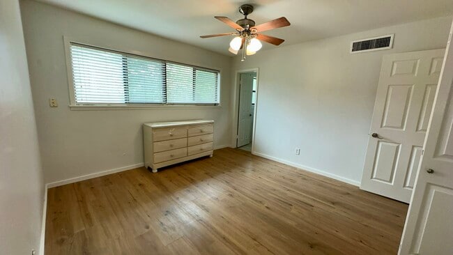 Building Photo - 3809 N Braeswood Blvd