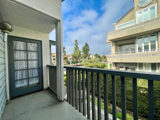 Building Photo - Large 2 bedroom condo in well desired La Jolla area