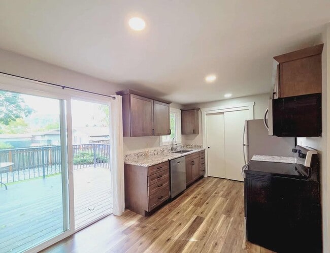 Building Photo - **Gorgeous Renovated 3 Bed 2.5 Bath Duplex...