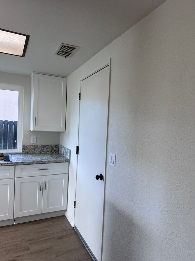 Building Photo - Excellent Florin Area 3bd/2bath home updat...