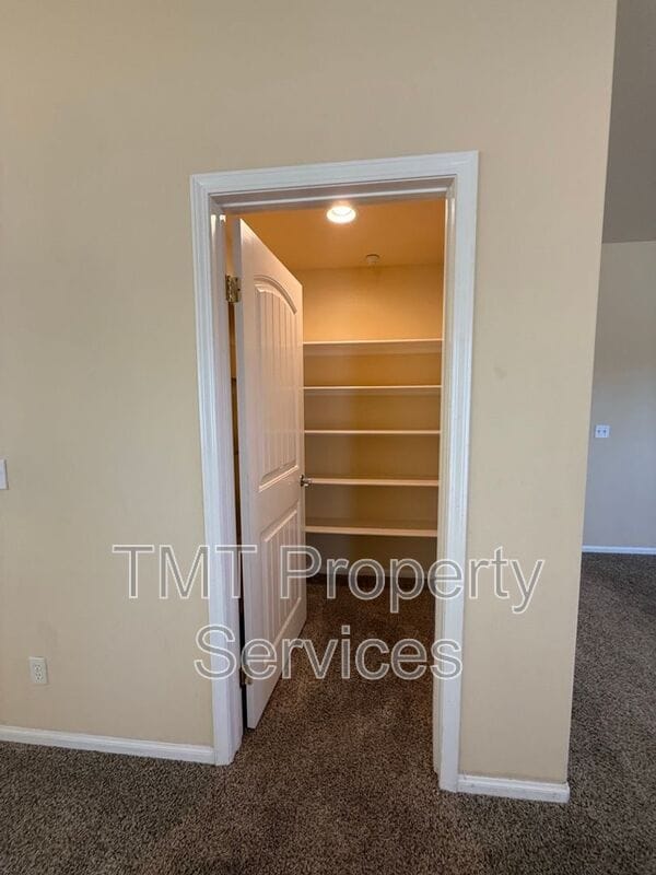 Building Photo - 595 Ave of Flags