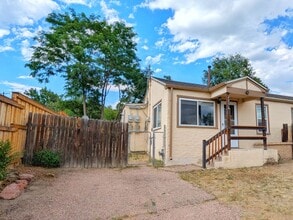 Building Photo - Cozy 2br 1b Home w/laundry!