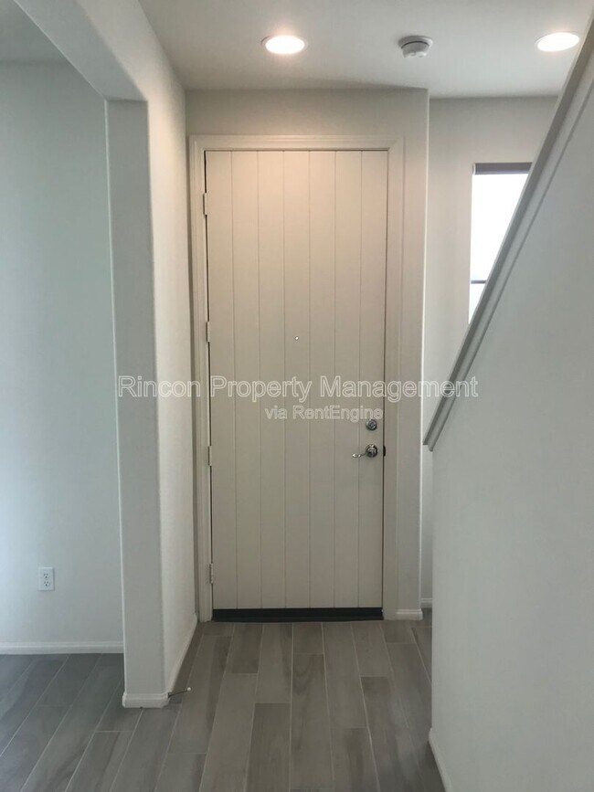 Building Photo - 581 Pioneer St