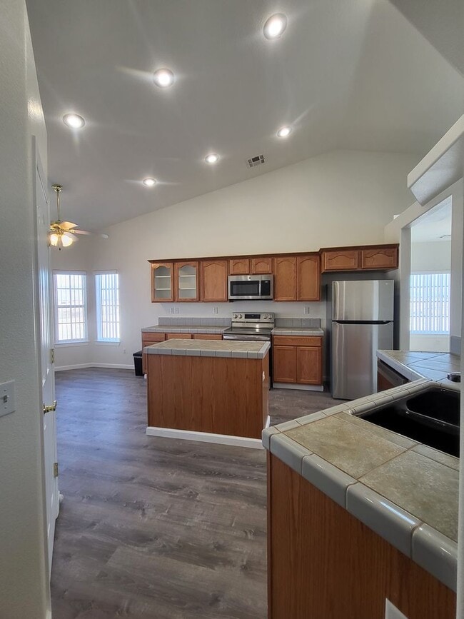 Building Photo - GOLDEN SPRINGS RANCH U8 - W. Betty Avenue