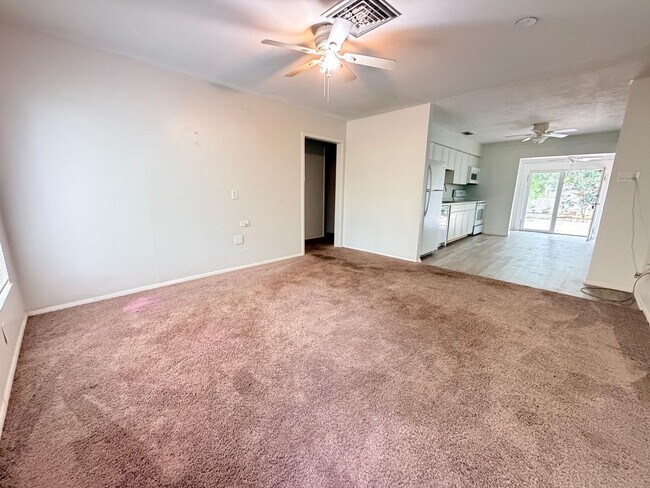 Building Photo - Available Now! 2 Bed, 1 Bath Duplex
