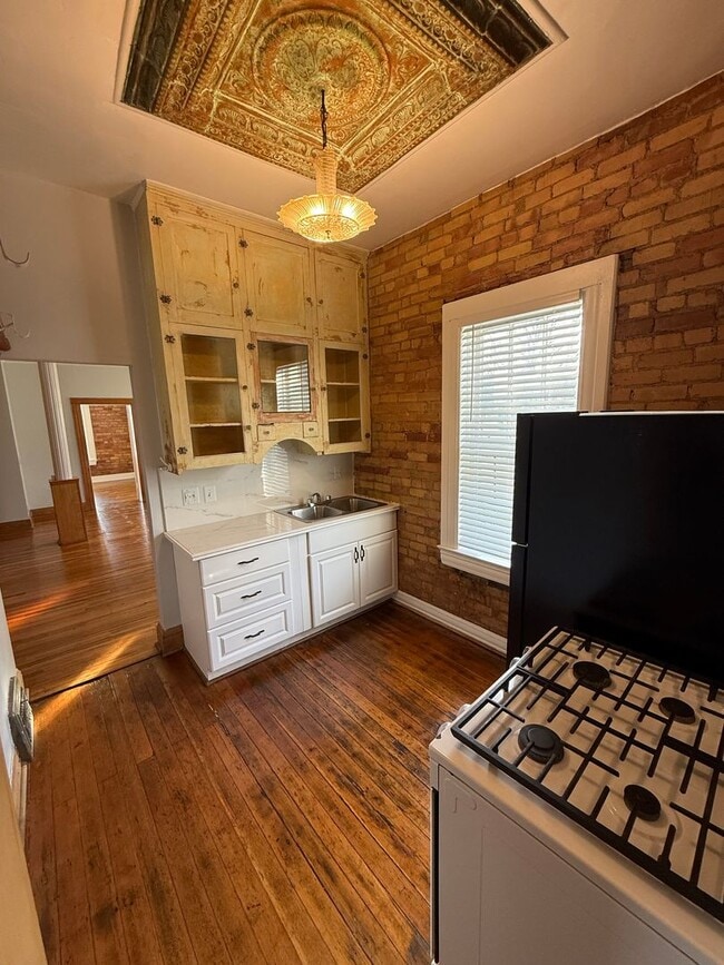 Building Photo - 253 E 5th Ave