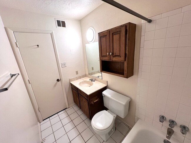 Building Photo - Near Academy Hills Park, Great NE Location...