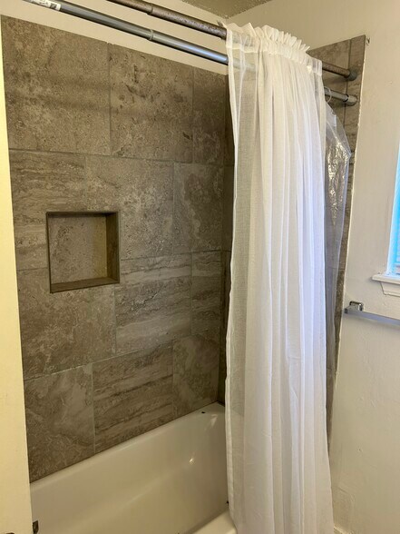hall bathroom - 1317 Lakecrest Dr
