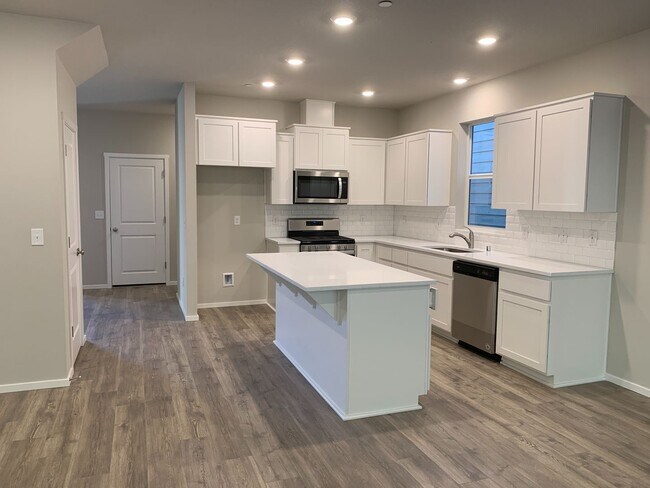 Building Photo - Gorgeous  4 Bed 2.5 Bath Home in Camas! Union School District! Laminate Floors Throughout Main! S...