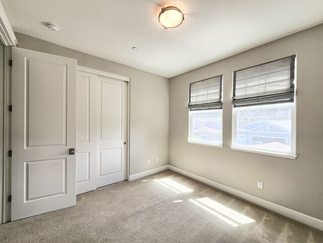Building Photo - Spacious 5 bedroom house
