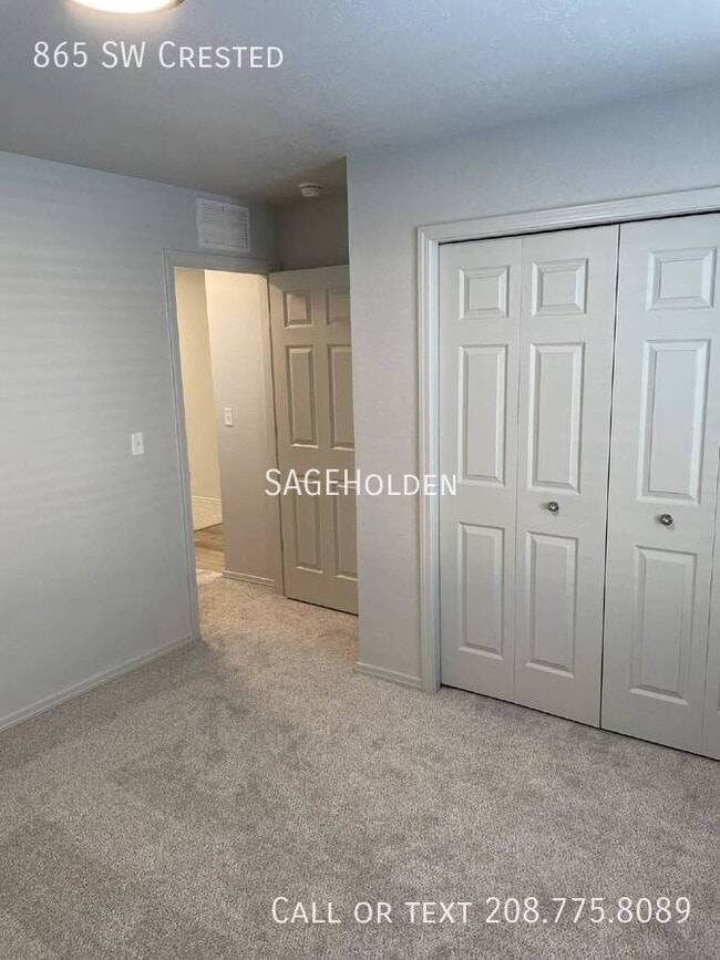 Building Photo - 865 SW Crested-