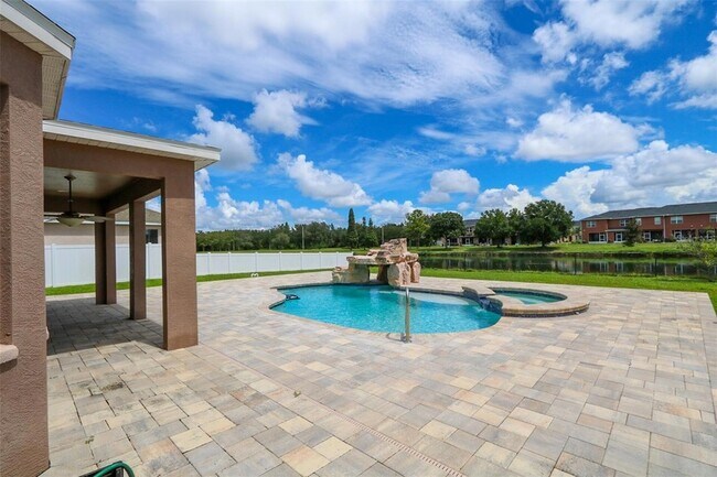 Building Photo - 9018 Pinebreeze Dr