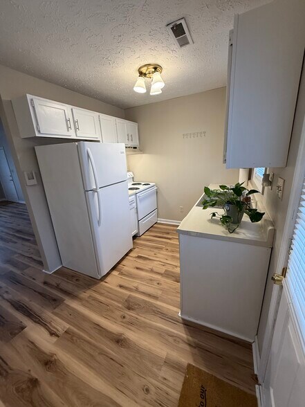 Building Photo - 719 Main St