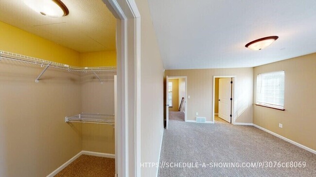 Building Photo - 1802 N Creek Cir