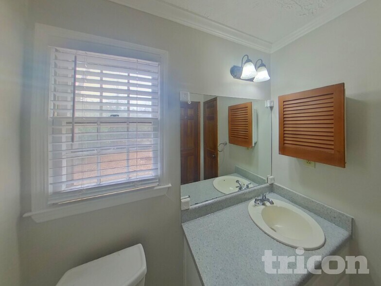 Building Photo - 100 Creekwood Ct