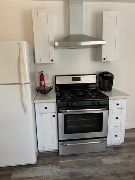 Stove and fridge - 14520 Pontlavoy Ave