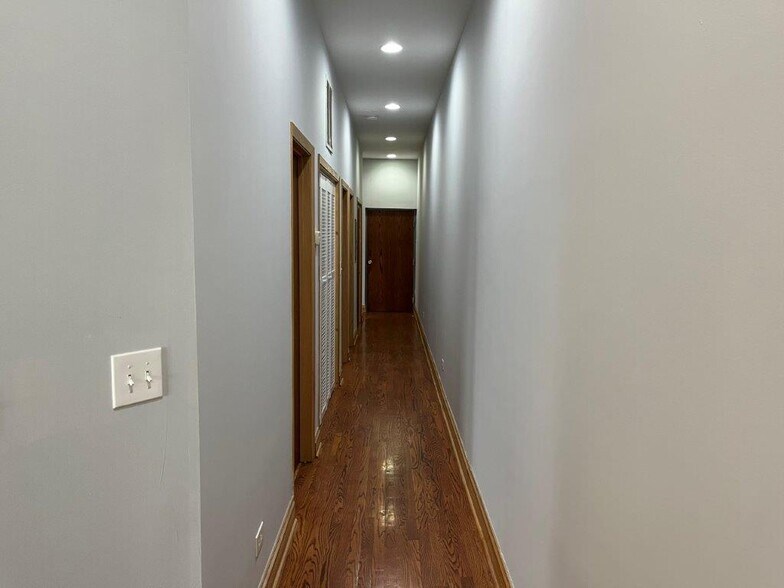 Building Photo - 1918 W Cermak Rd