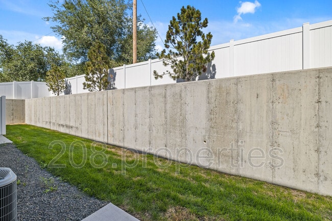 Building Photo - 435 2nd Ave N