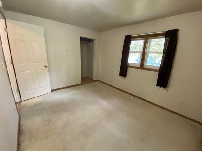 Building Photo - WHOLE HOUSE: 3 Bed 1 Bath close to UWEC! Available June 1st