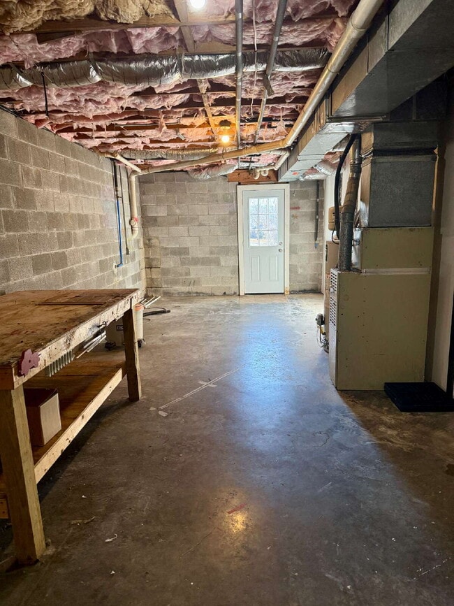 Building Photo - 3 Bedroom / 2 Bathroom Home in Springfield