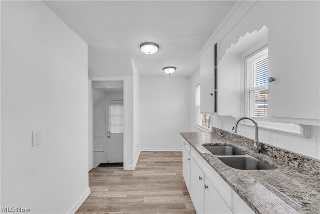 Building Photo - 15803 Delrey Ave