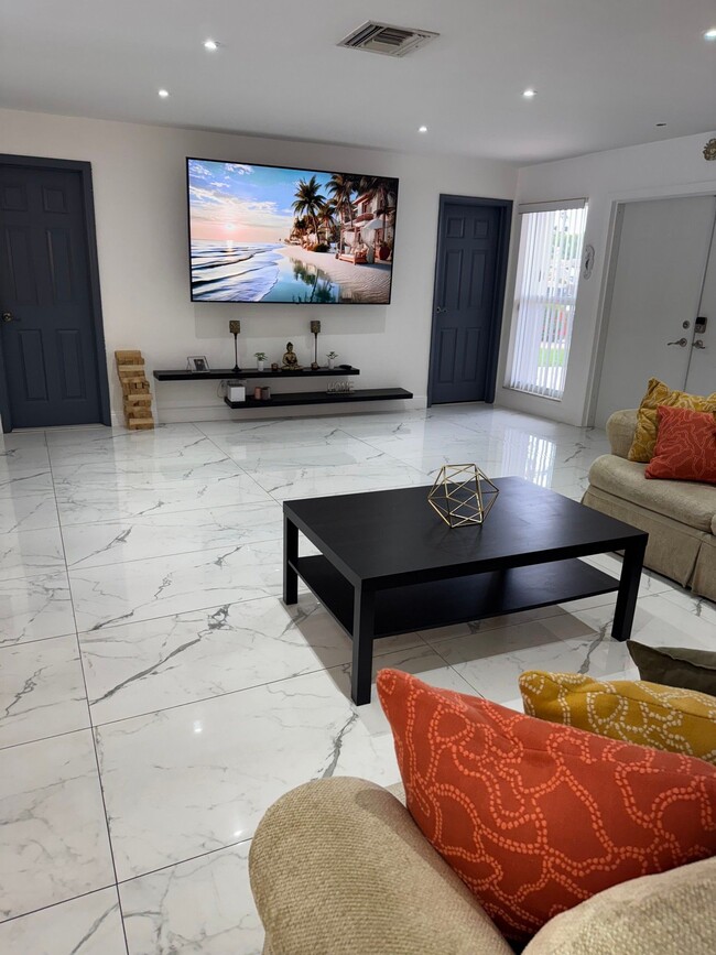 Building Photo - 9151 Sunset Strip