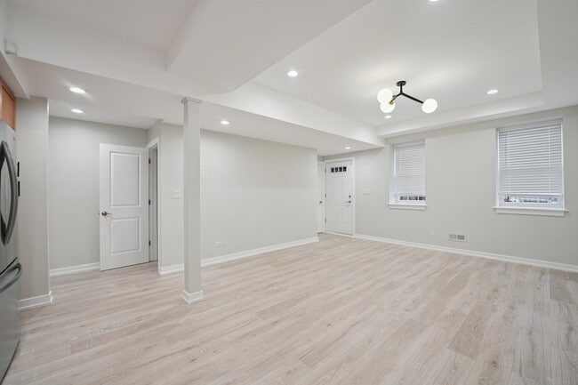 Building Photo - 1635 W Warren Blvd