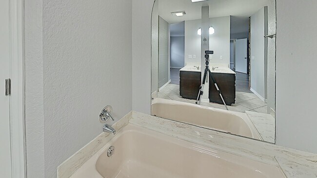 Building Photo - 3 Bedroom 2 Bath Home Conveniently Located in Moore