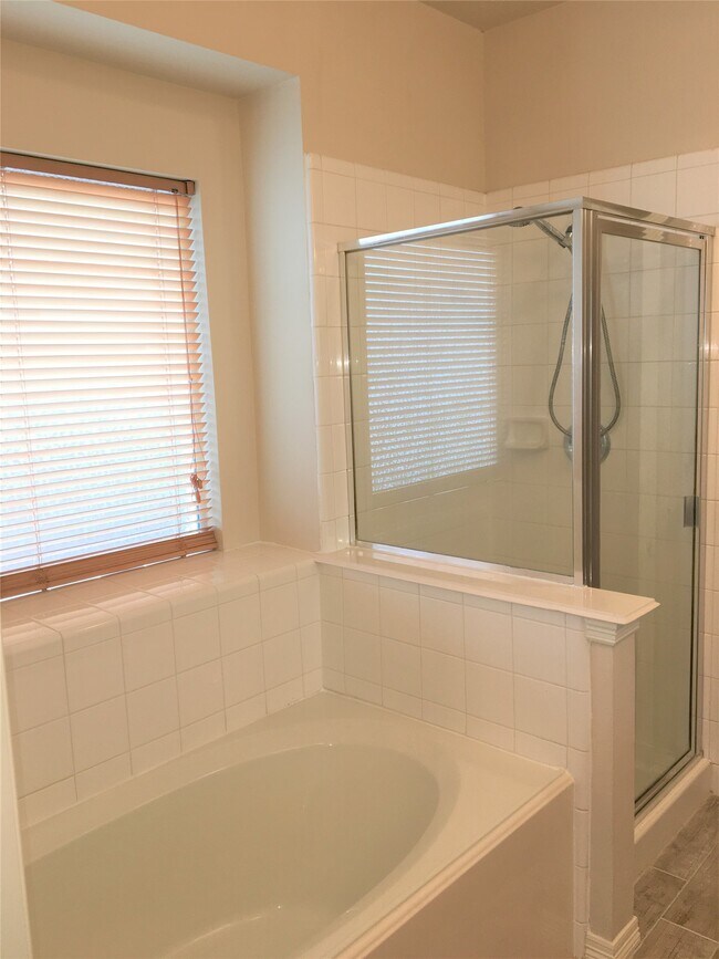 Building Photo - 2214 Valley View Crossing