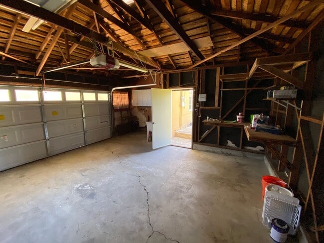Building Photo - Charming 3 Bedroom Home in Quiet Tree-Line...