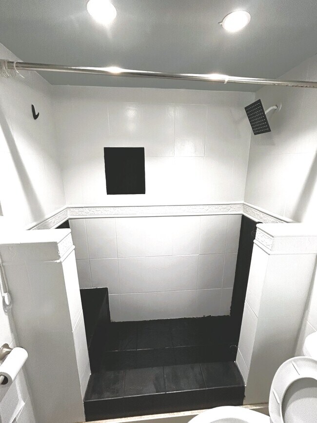 Building Photo - 1441 Lincoln Rd