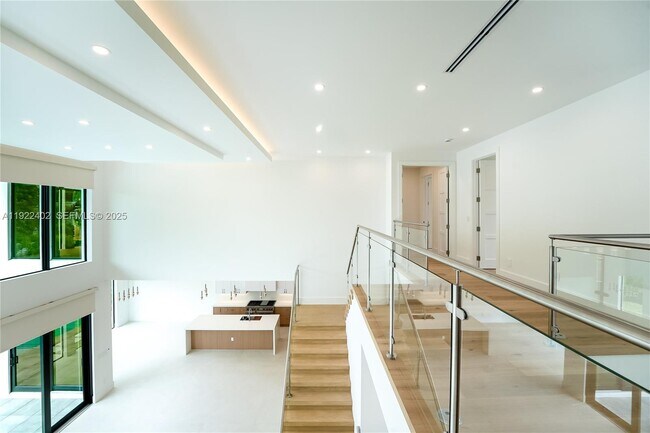 Building Photo - 333 NE Spanish Ct