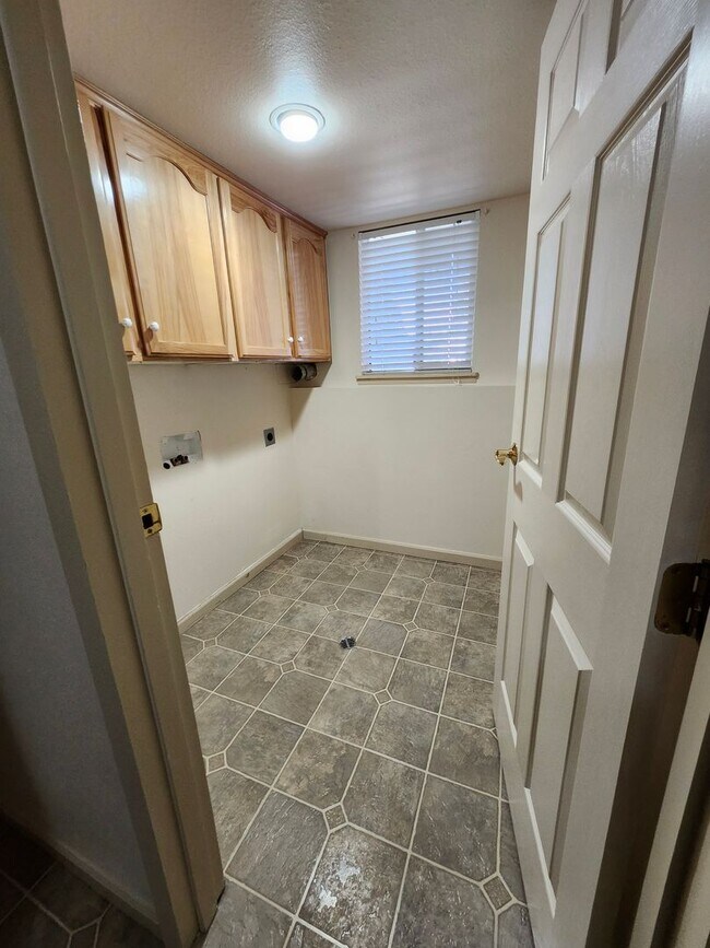 Building Photo - MOVE-IN SPECIAL: Spacious 4 Bedroom Home in N. Richland