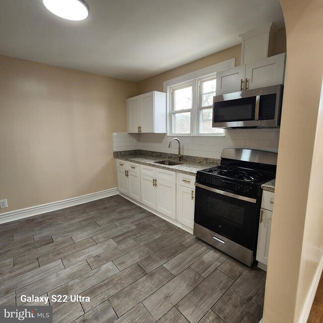 Building Photo - 5490 W Berks St