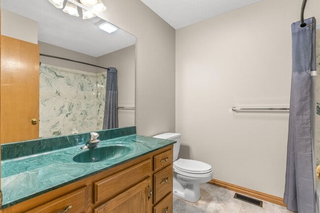 Building Photo - All brick home in Glendale schools!