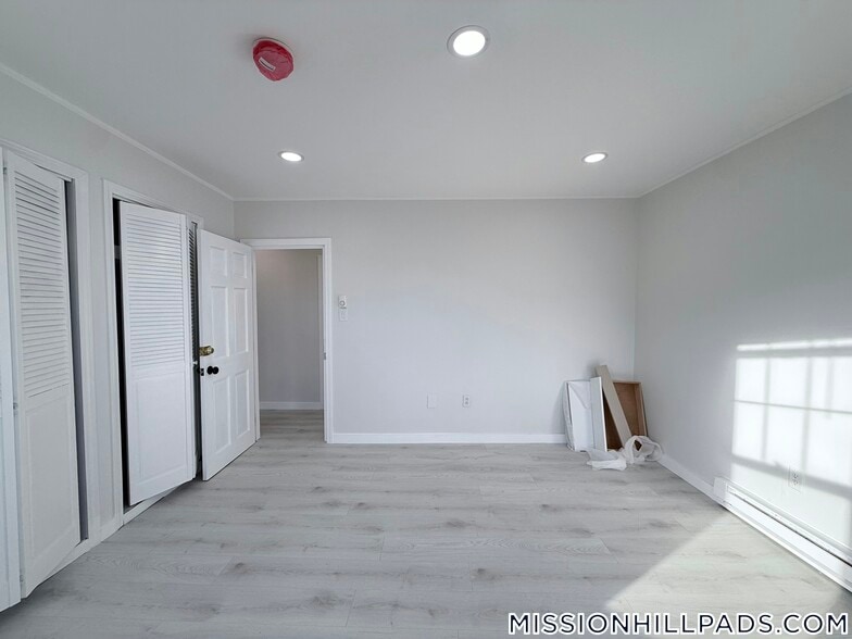 Building Photo - 739 Parker St