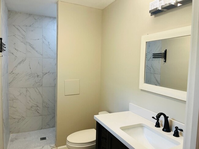 Building Photo - Beautiful 3 bedroom, 3 bathroom with large...