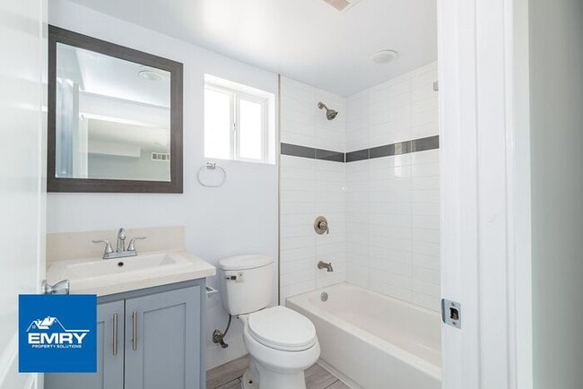Building Photo - Gorgeous 3 Bd 2 Ba Duplex for Rent!