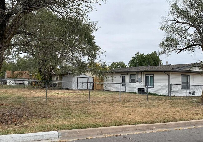 Building Photo - 3355 S Glenn Ave