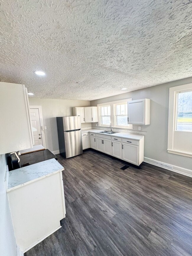 Building Photo - ? Charming 2 Bedroom Home with Garage & Backyard ?