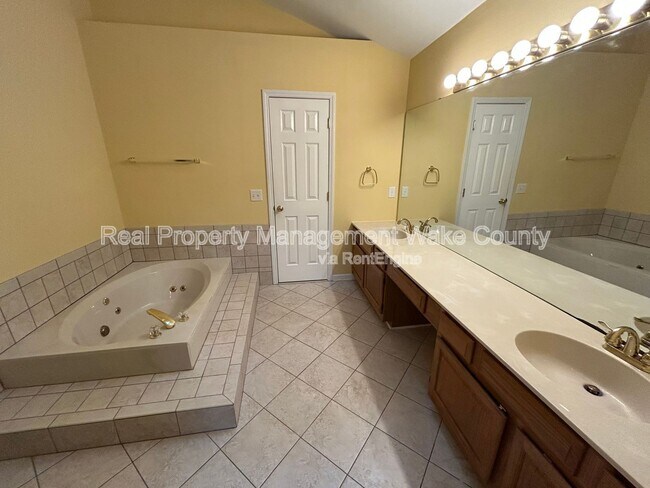 Building Photo - 106 Oak Spring Ct