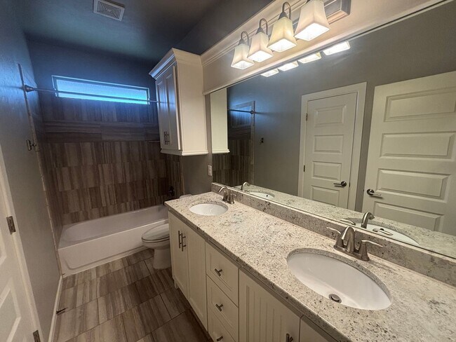 Building Photo - Beautiful 4 bed, 2 bath WITH an Office and STORM SHELTER