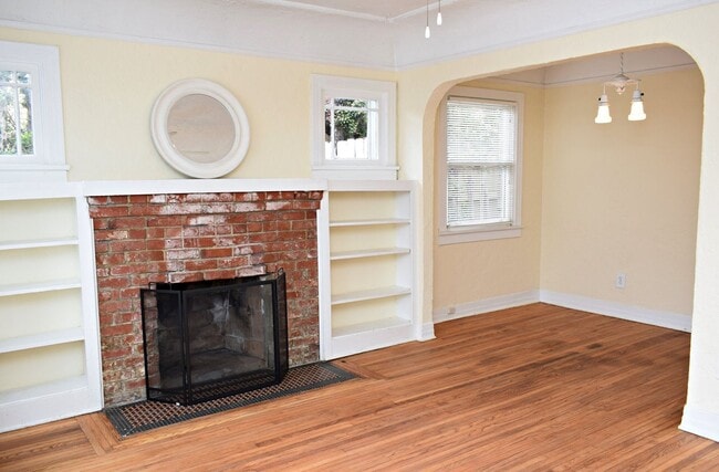 Building Photo - University Heights- Charming 2BR 1BA Craft...