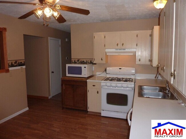 Building Photo - Move-in special offer!!!  Huge house - over 2,200 sqft convenient location and private backyard $...